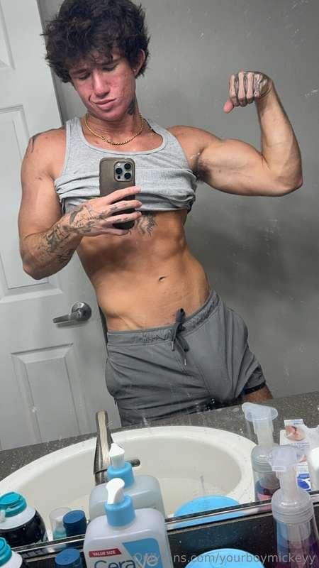 Damn, it's been a super LONG day 😏Who wants to help Daddy de..