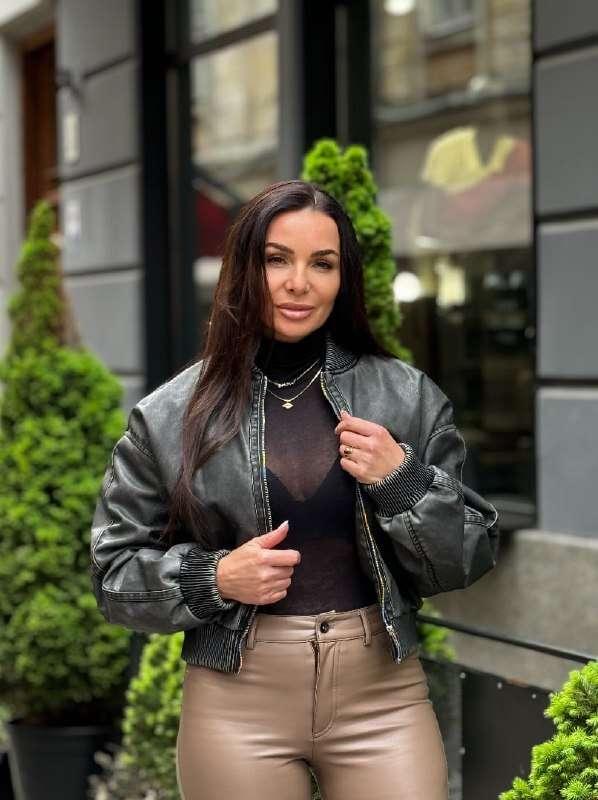 𝐂𝐀𝐍 𝐘𝐎𝐔 𝐇𝐀𝐍𝐃𝐋𝐄 𝐓𝐇𝐈𝐒 𝐌𝐈𝐋𝐅? @angelika_peerless is 43 and absol..