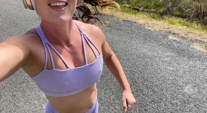 Some quick selfies while out on a run 🏃‍♀️ 