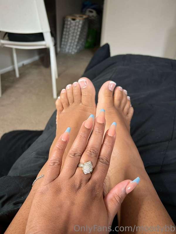 Do I have kissable hands and feet?