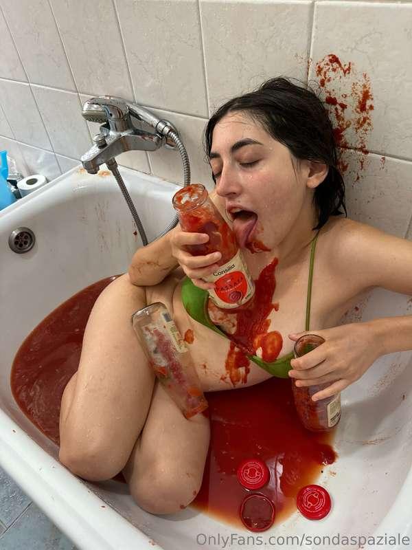 mi tocco completamente ricoperta da salsa di pomodoro 🍅🍅🍅