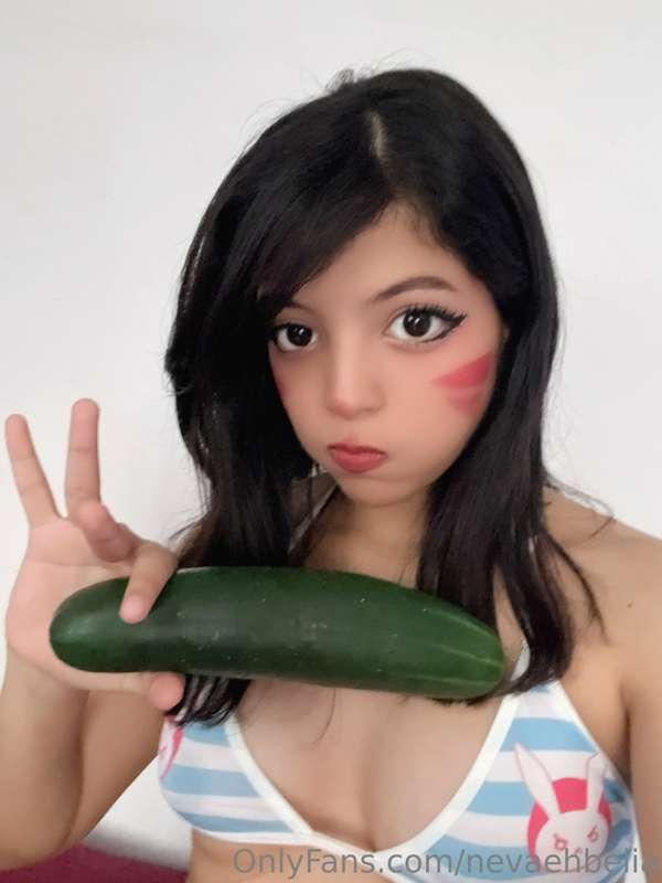 💦🥒😱***PLAYING with a LARGE CUCUMBER!!*** 😱🥒💦
❥ 𝘖𝘯𝘭𝘺𝘍𝘢𝘯𝘴 𝘸𝘰𝘯'..