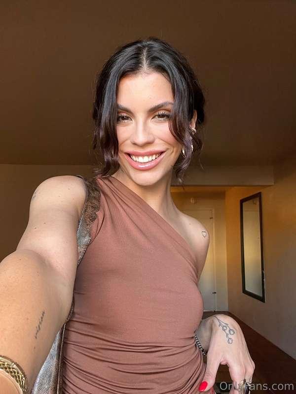 Mid week smiles for you 😄🤭🤍