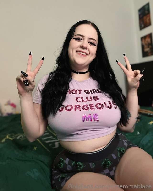 Online right now! Shoot me a dm (with tip) there is FREE DMs..