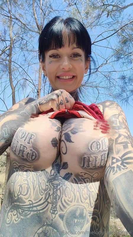 2 videos outdoor flashing today 😉 on my daily walk I'm such ..