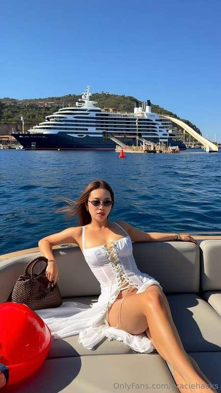 Just out here being the view and the vibe 💋 Sun, sea, legs f..