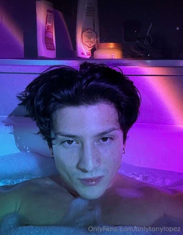 Late night vibes.. All I’m missing is you 👀