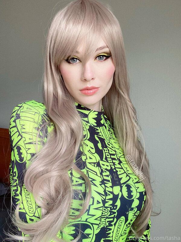 Love Batsy ?? Fresh photos in my leotard with fishnets! I lo..