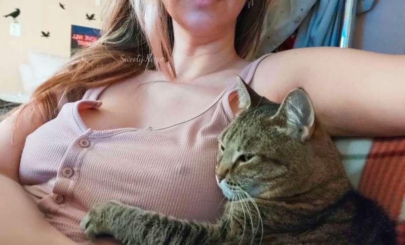 Cuddles ☺️

#pokies #braless 