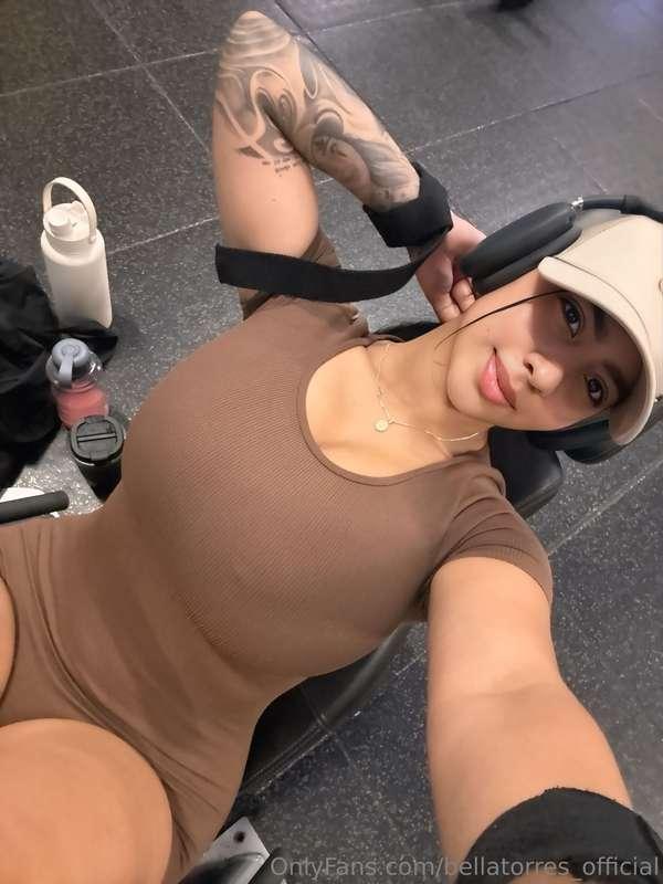 Squats & sweat today... Rewards later 😏💦