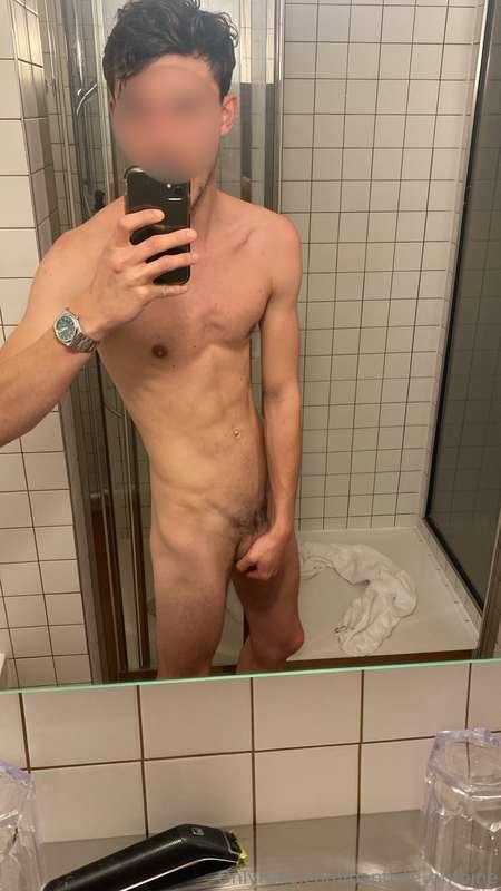 Viens te mettre à mes pieds. Renifle mon torse et met ma que..