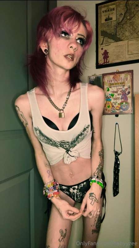 the universe has gifted u a pretty boi with great tits, say ..