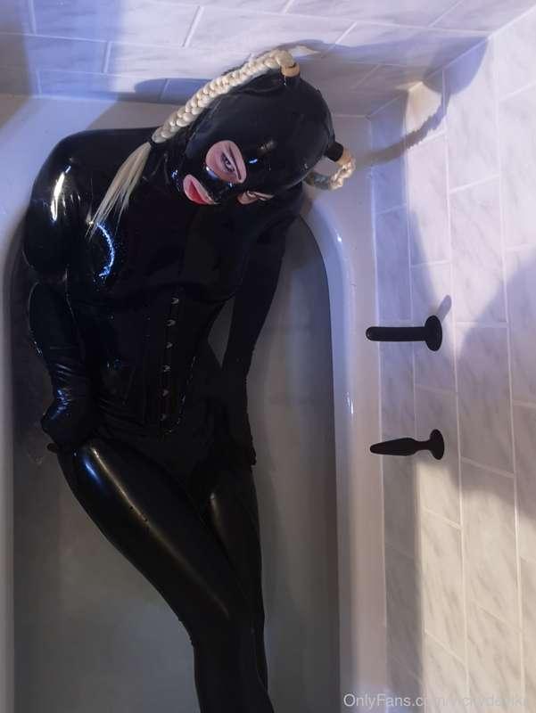 Rubber in the tub...

Here's some images from tonight's phot..