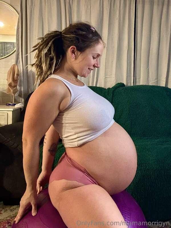 Pregnancy perks, stretchy and bouncy all over the place 🫦