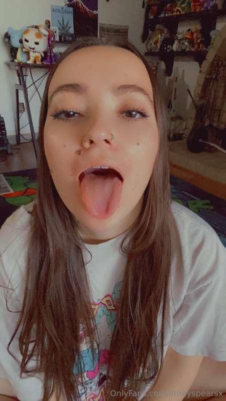 Think you could resist cumming on my pretty face? 💦