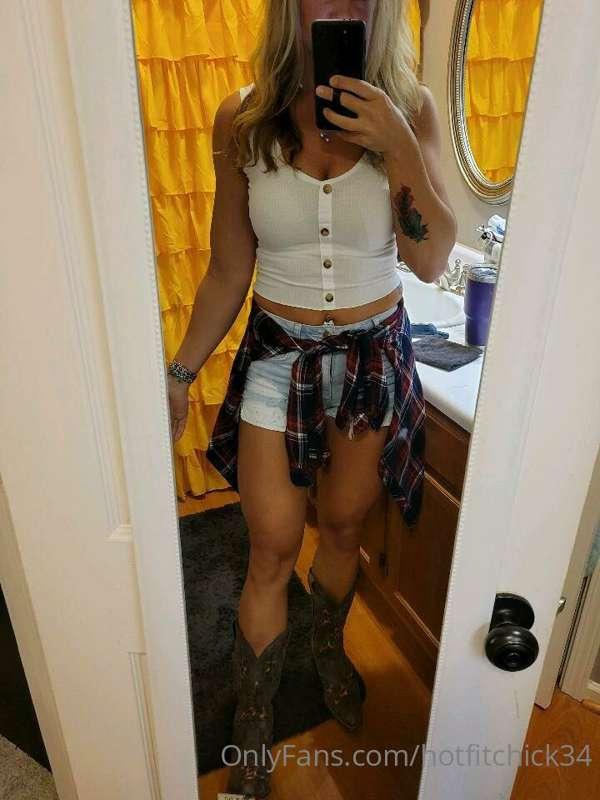 Fun fact about me!! Love Country Music and Line Dancing! 😍👢🎶..