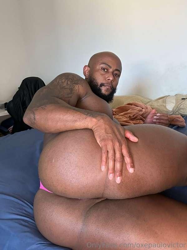 look at the size of my giant ass, suck me daddy 🍑