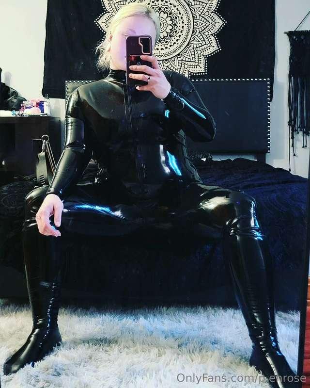 Cumming in my new latex catsuit, I felt so fucking sexy mmm ..