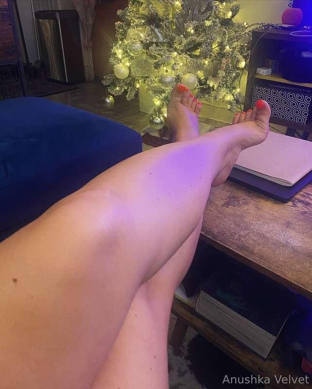 Freshly painted and ready for Santa’s arrival 🦹🏻‍♀️✨. Know w..
