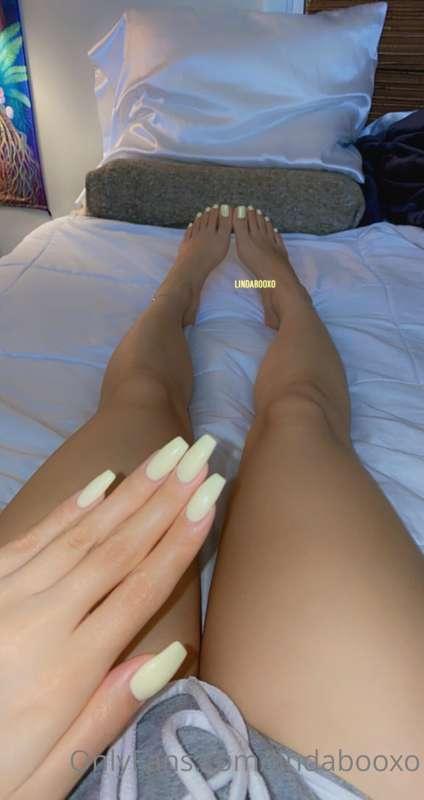 I got new yellow nails & toes 😍 sooo pretty I love it. 

Lik..