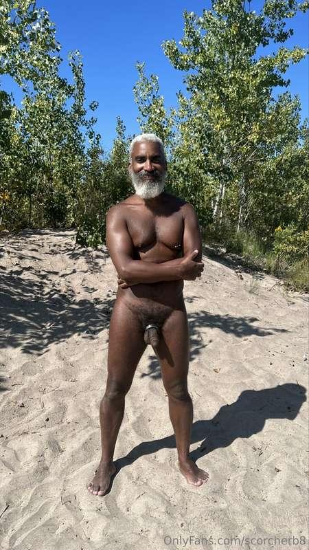 Magnificent Monday!  #beard #musculardaddy #gay #feet #gaycr..