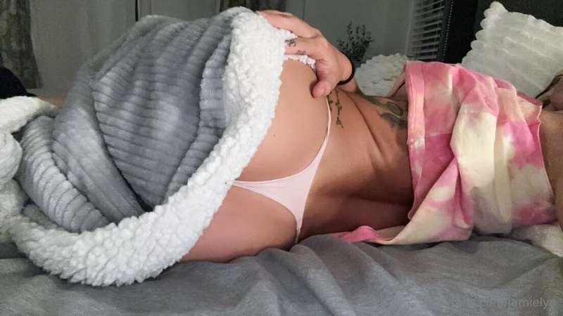 Let's cuddle!!🥰 Unlock if you'd be my big spoon & give me bo..