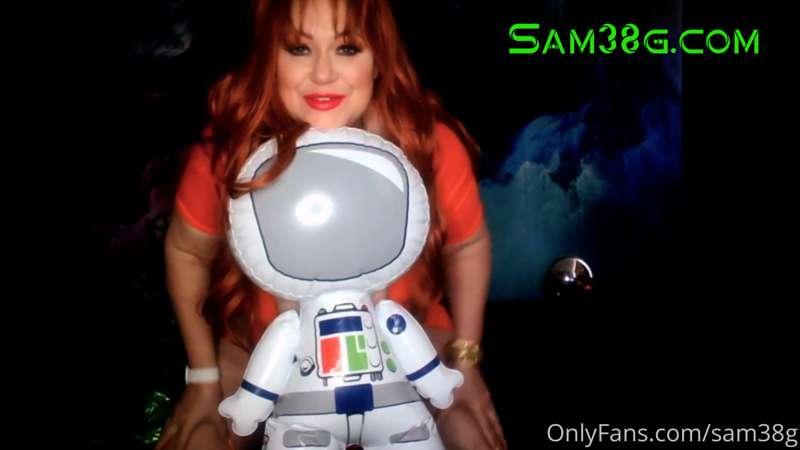 Alien Giantess Samantha 38g crushing Earthling Astronaut wit..