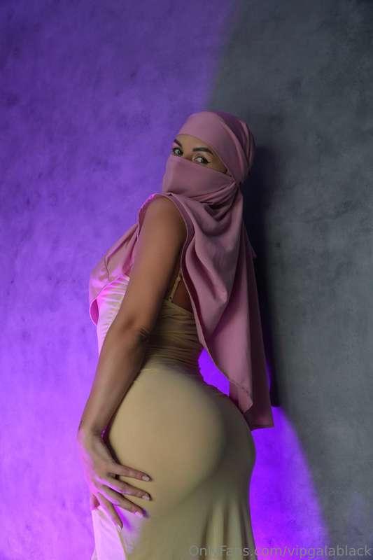 Feminine girl in a mysterious hijab, do you want me to tell ..