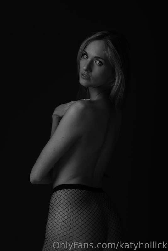 It's topless Tuesday! Tip 7.5$ to get 10 topless colour and ..