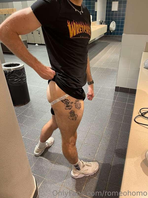 Flashing the daddies at the gym bathroom 😈

I’ve just made a..