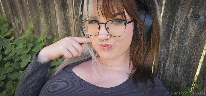 Will pop a titty for some hot dogs rn 🌭