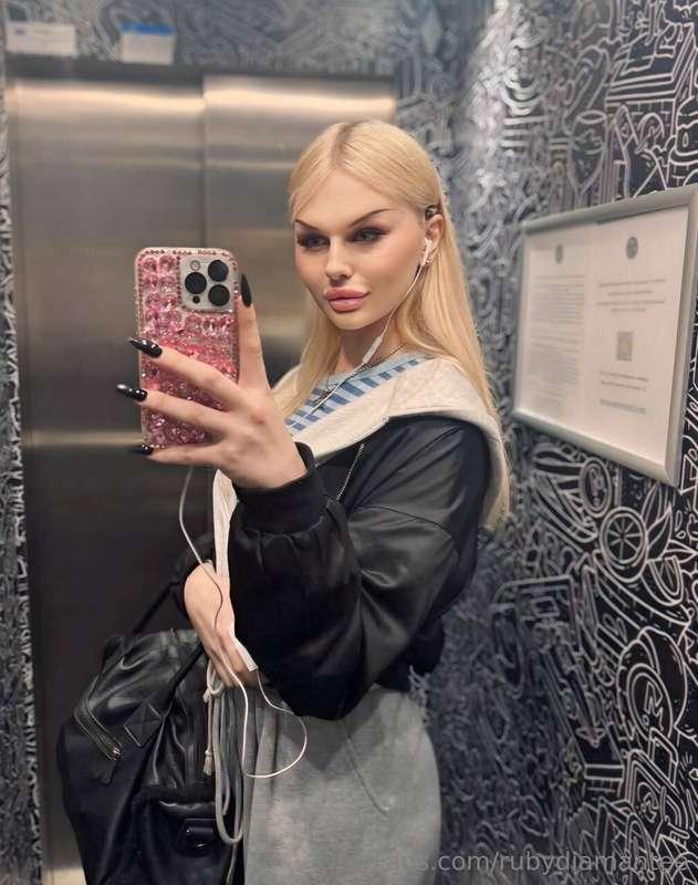 Hello, my loves 💋Today is a day of balance: first a workout,..