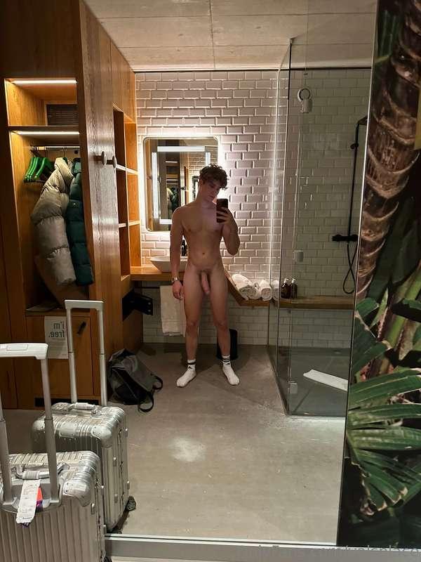 Mirror selfies are the best🍆