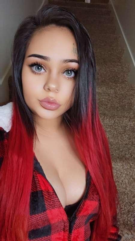 Huge right? 🤭 Bet you'd love to grab them. 🥵