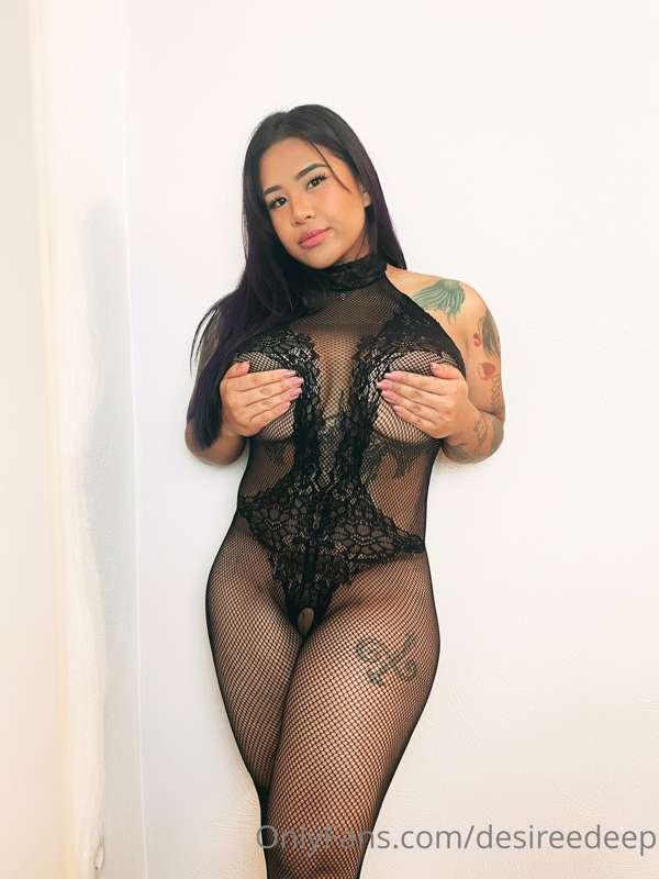 Fishnet Set ❤️‍🔥

All three goodies peaking thru my fishnets..