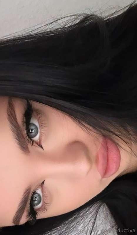 Look into my eyes and don't look away😈