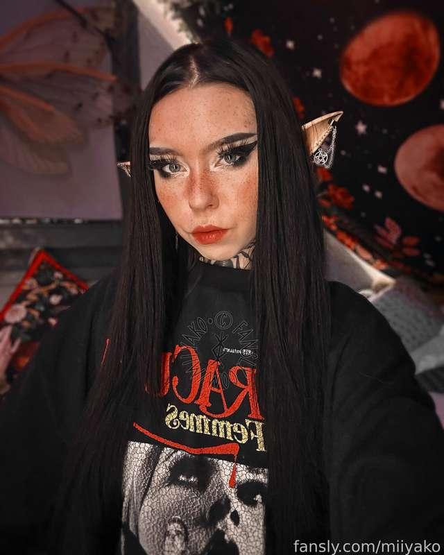 ✨ NOW LIVE ON TWITCH ✨

Continuing with the cyberpunk DLC today! Would love to see you and hang out with you on stream 🖤

✨ https://twitch.tv/miirkwoodelf ✨