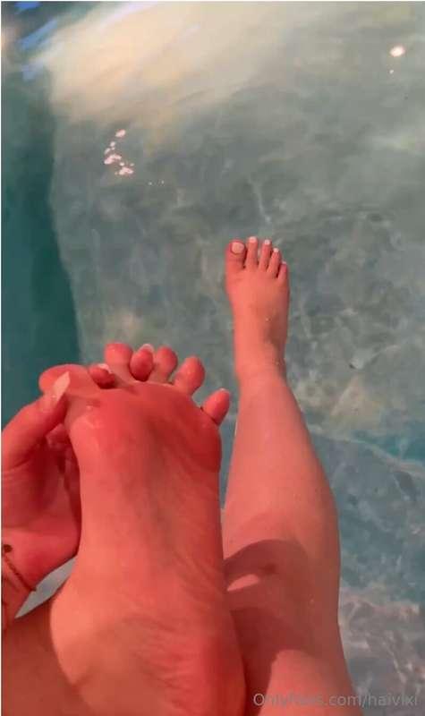 FOR MY FEET LOVERS 💦 playing with my beautiful feet beside t..