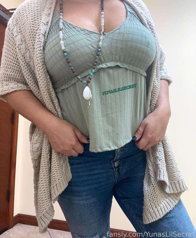 Feeling sexy in this outfit 


#sfw #lewd #clothes #top #shirt #braless #mild #nipples #jeans 