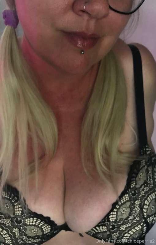 I kinda like this shot. 💥 My left boob is just screaming to ..