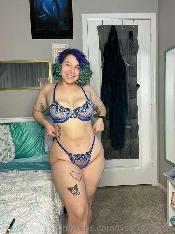No makeup in these but I was feeling my curves in this littl..