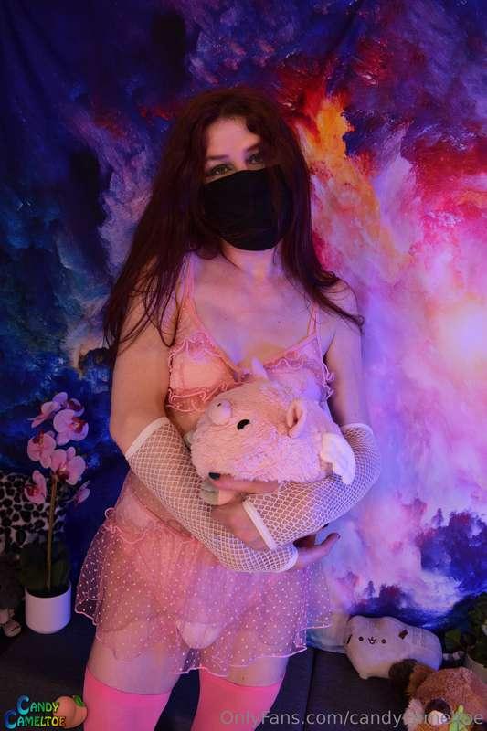 Loook at this cute outfit!! Also, look through it 😜