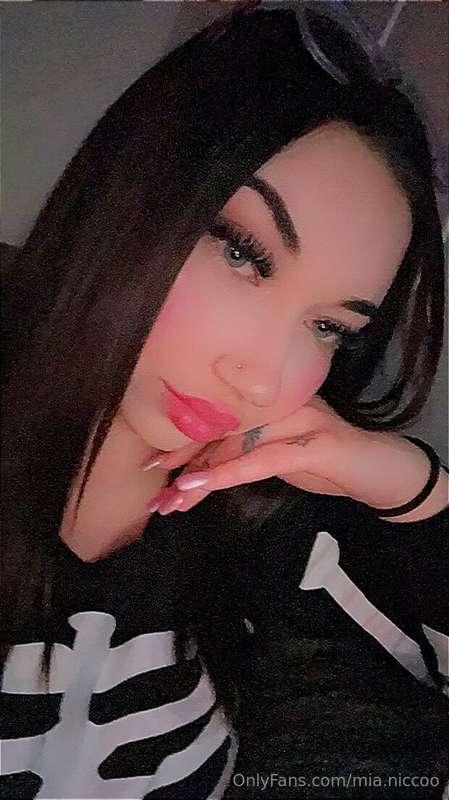 Waiting for you to cum play…. 👀 **Check your DM’s**