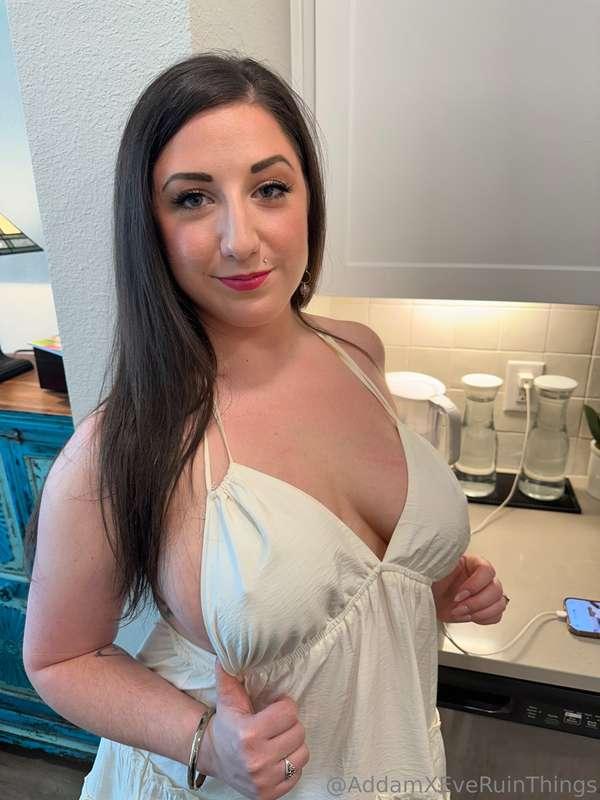 I’ll be live with my tits out in about an hour for my weekly..