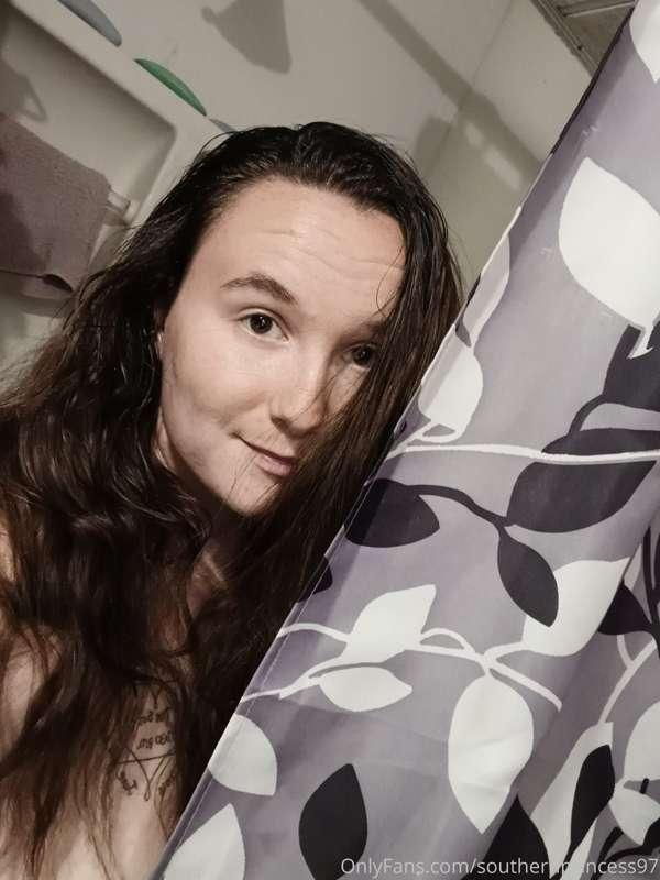 Just a quick shower 💯🤤 love being all wet and soapy.