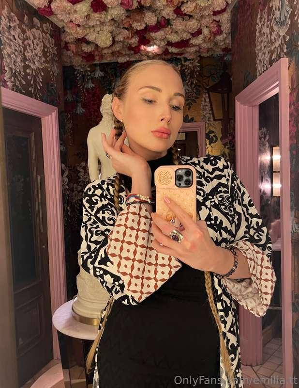 My mirror sees a lot more than I can show on my page 💋