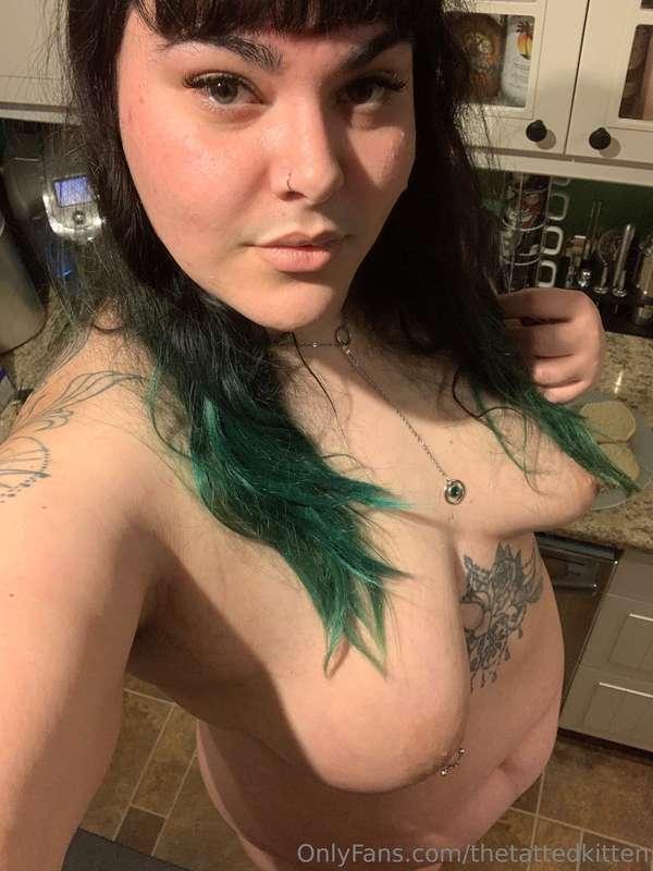 Would you like a Kitten in your kitchen? 🤭🤣