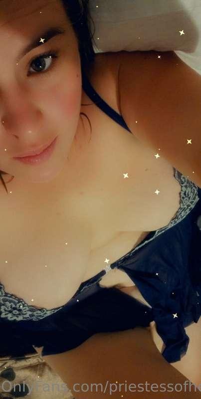 I feel sexy here after a shower. Tell me what you want to se..