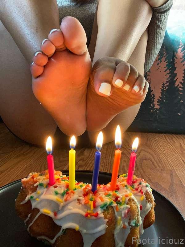 Making a wish for someone to cum in my feet’s 💦🦶