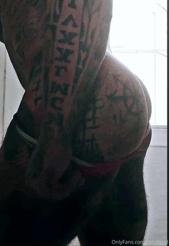 Muscles..tattooes...and big glutes!!!